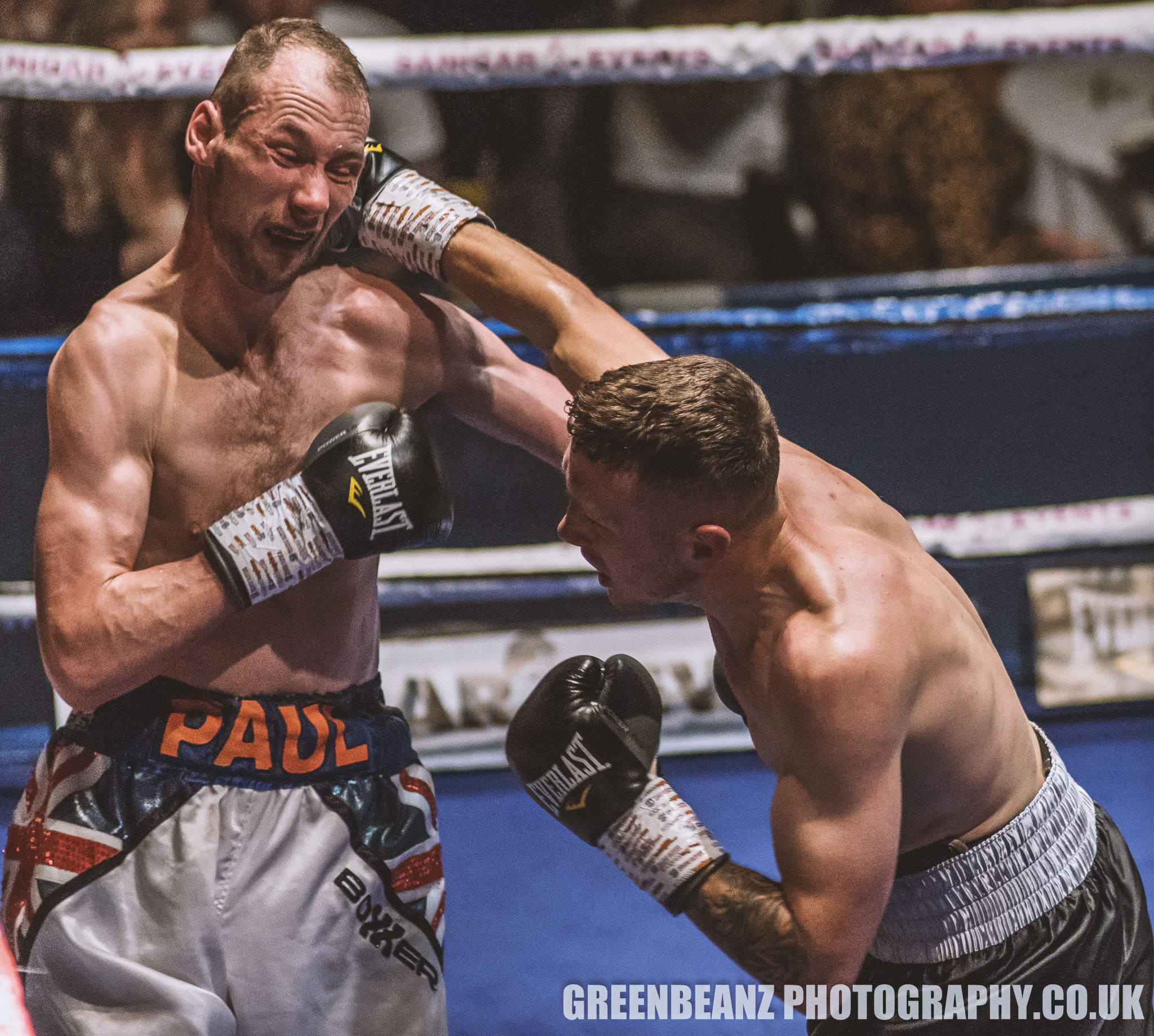Boxer 'Sugar' Shane Medlin connects with Paul Cummings at Torquay in 2019